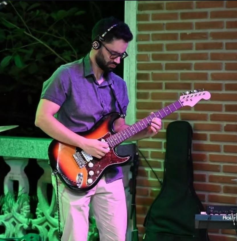 Danilo Estevão tocando guitarra