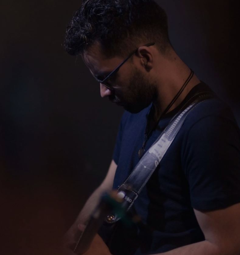 Danilo Estevão tocando guitarra