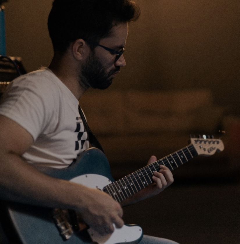 Danilo Estevão tocando guitarra